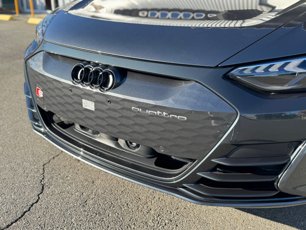 Audi e-tron GTのフロントグリルにプロテクションフィルムを施工した完成後の様子