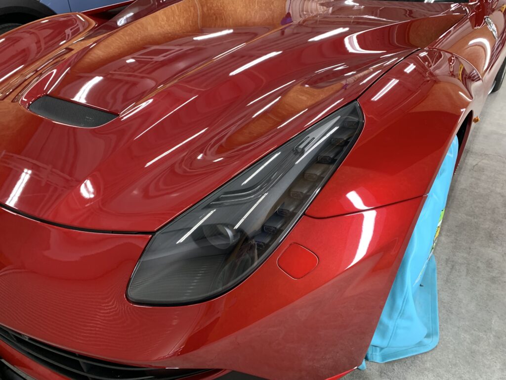 Ferrari F12 ヘッドライトスモークプロテクション施工後の状態(ブラックグレー)