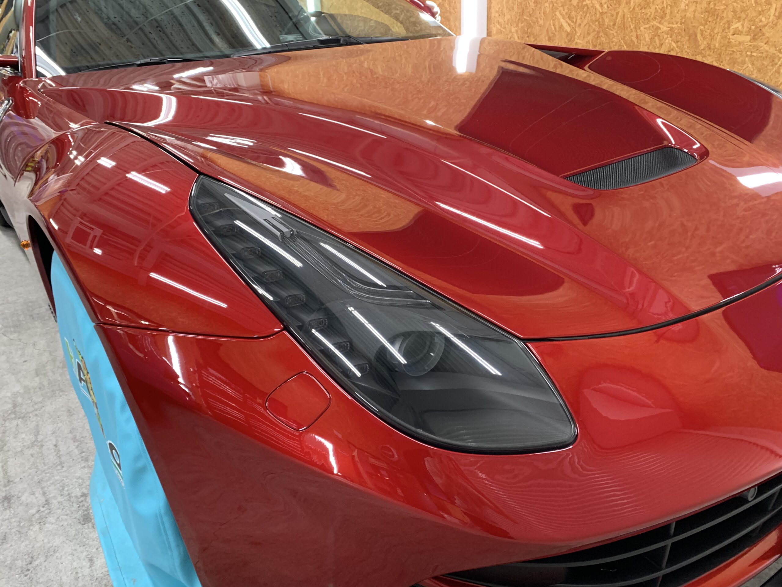 Ferrari F12 ヘッドライトスモークプロテクション施工後のクローズアップ