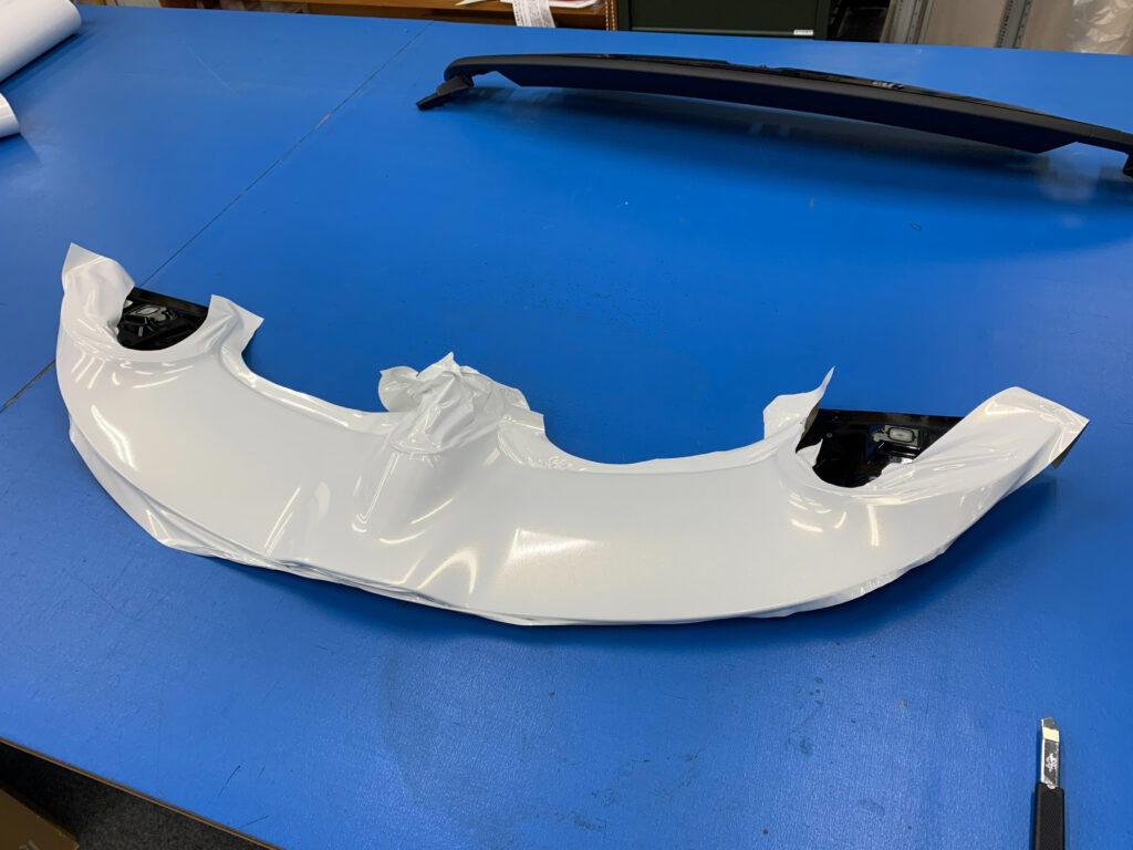 MINI F56 JCWのリアスポイラーをホワイトゴールドスパークルでラッピング施工中