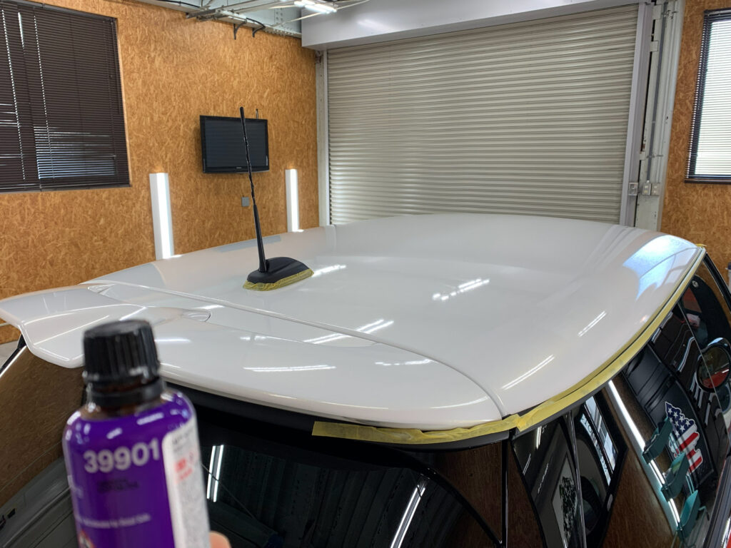 MINI F56 JCWのルーフラッピング施工後にセラミックコーティングを施工している様子
