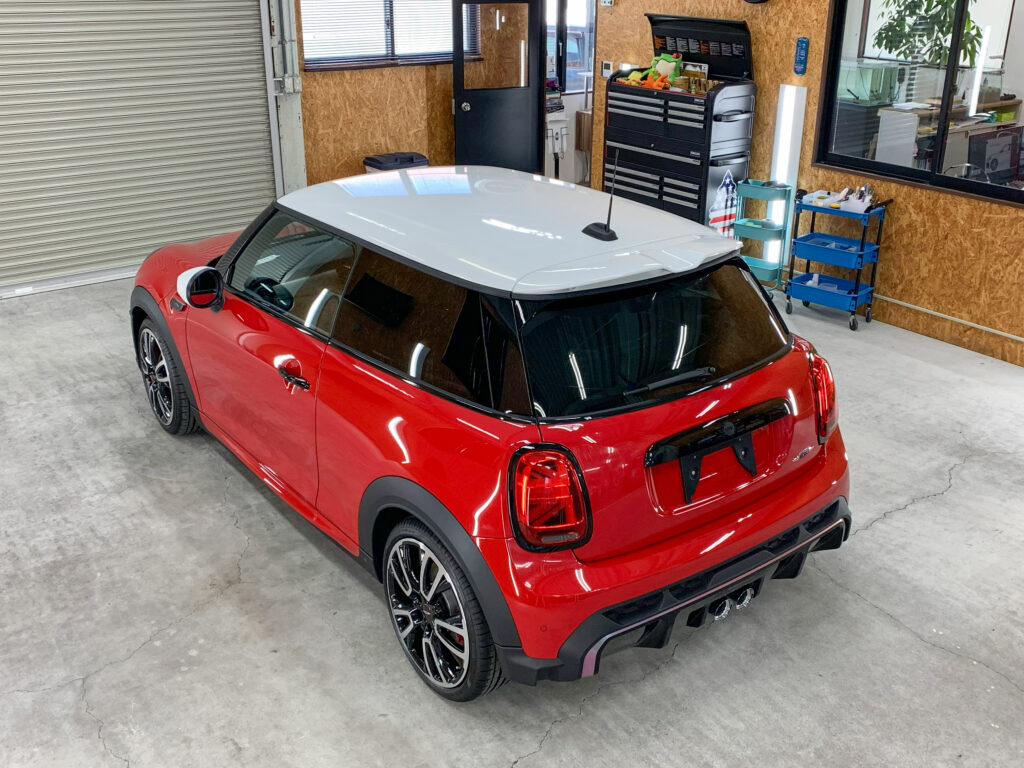 MINI F56 JCWのルーフラッピング完成後のリアビュー