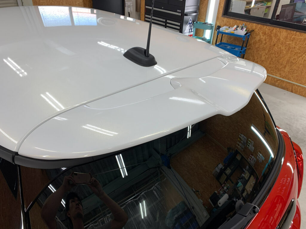 MINI F56 JCWのリアスポイラーをホワイトゴールドスパークルで施工した仕上がり