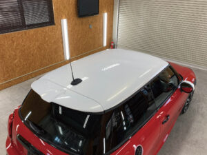 ホワイトゴールドスパークルでルーフラッピングしたMINI F56 JCWの完成写真