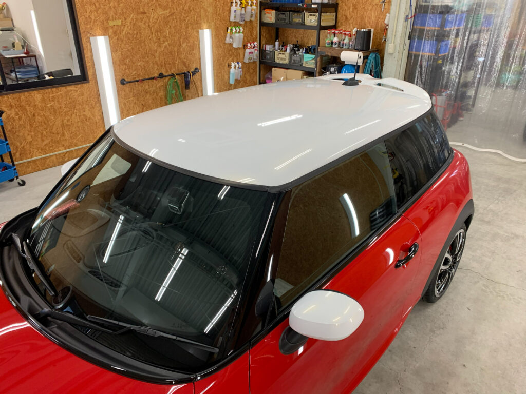 ホワイトゴールドスパークルでルーフラッピングしたMINI F56 JCWの完成車両
