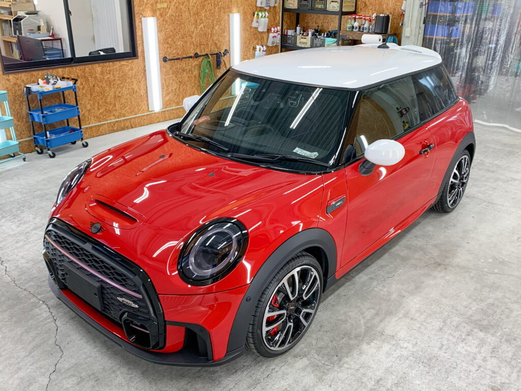 MINI F56 JCWのルーフ・ミラーカバーをラッピング施工したフロントビュー
