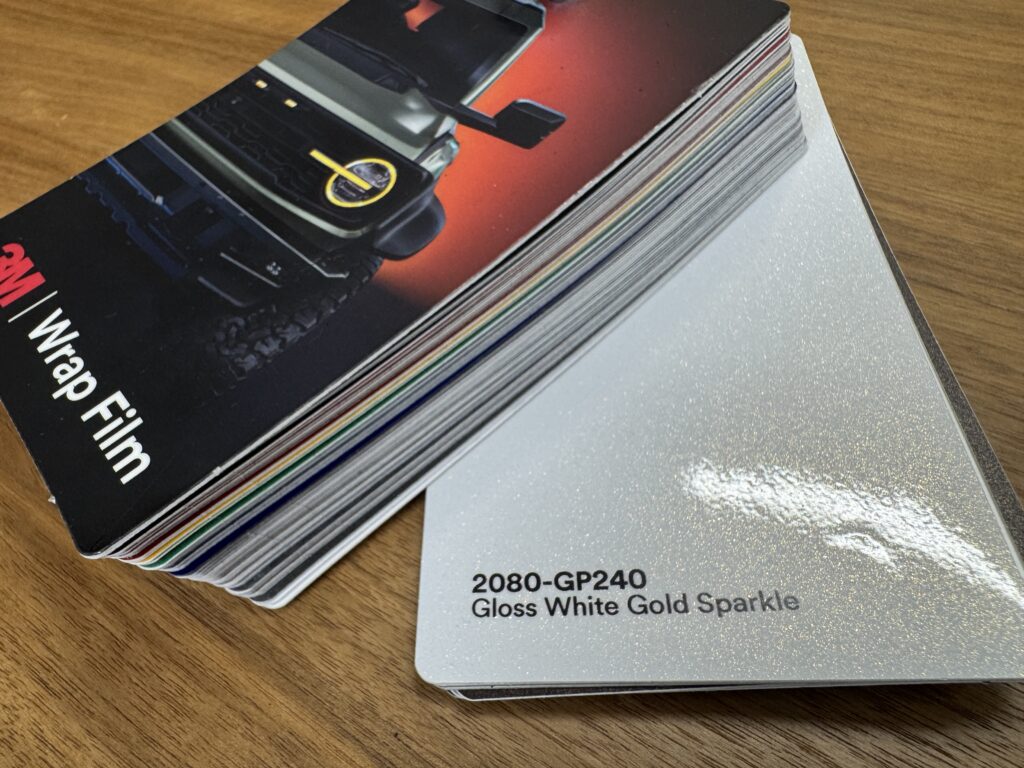 3M 2080-GP240 グロスホワイトゴールドスパークル ラッピングフィルムサンプル