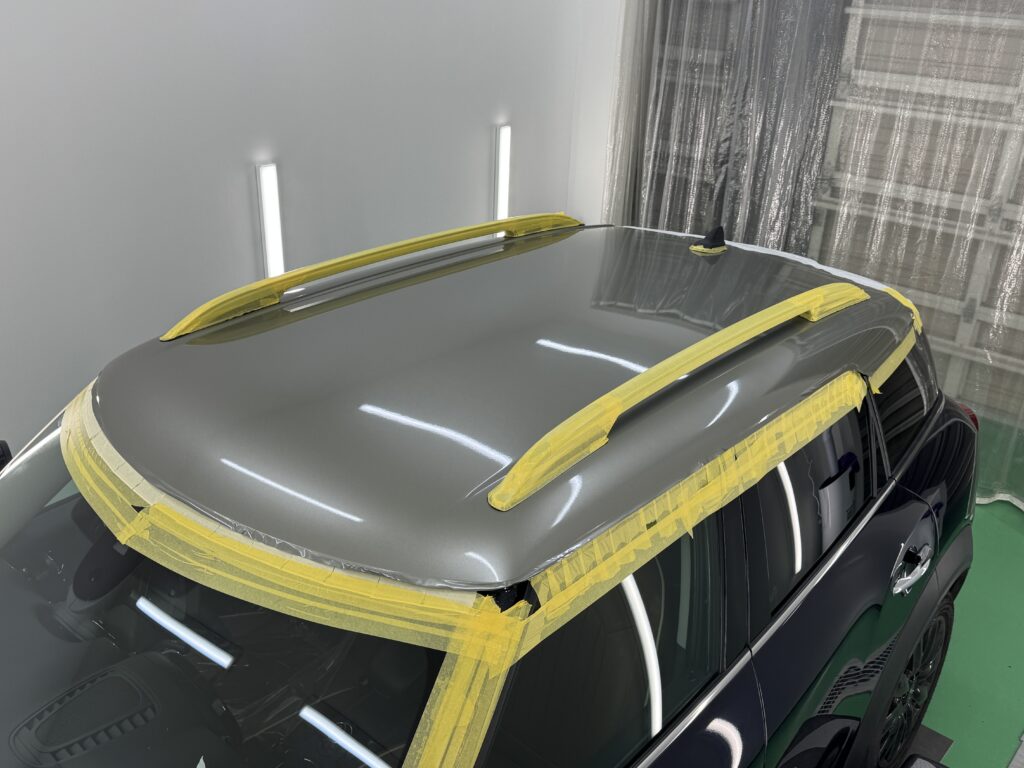 MINIクロスオーバー F60のルーフラッピング施工中、ルーフレール周辺を養生した状態
