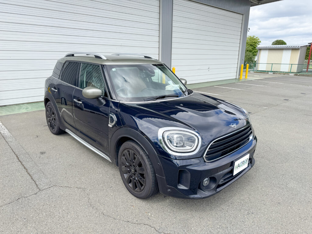 MINIクロスオーバーのルーフとミラーを同色でラッピングした完成車両