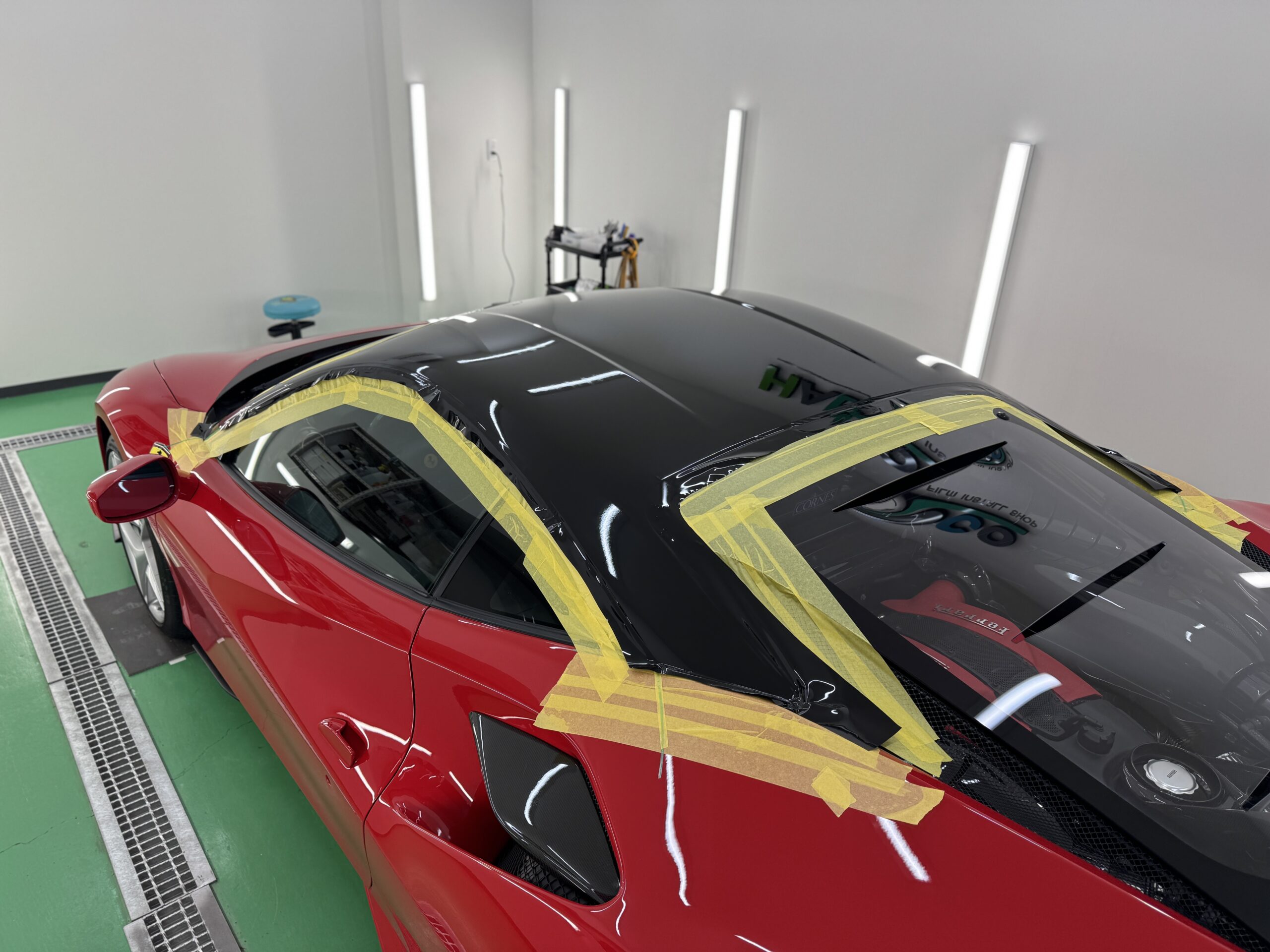 フェラーリ F8 トリブートのルーフにブラックフィルムを貼り込み中の施工写真