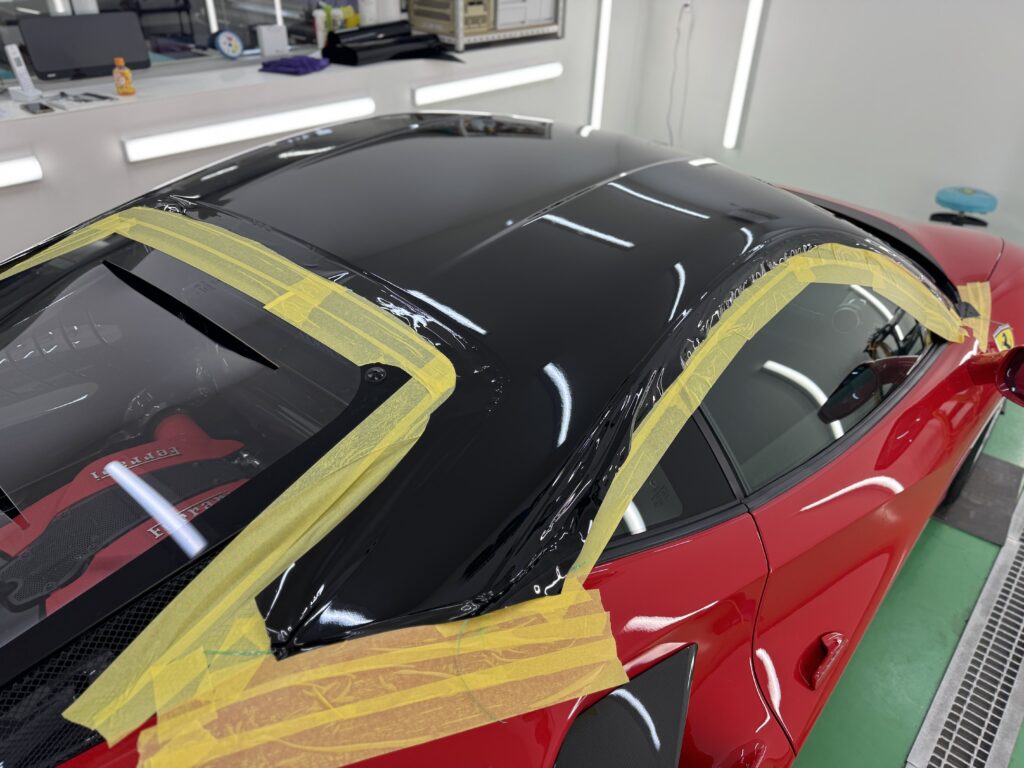 3Mハイグロスブラックを使用したフェラーリ F8 トリブートのルーフラッピング作業