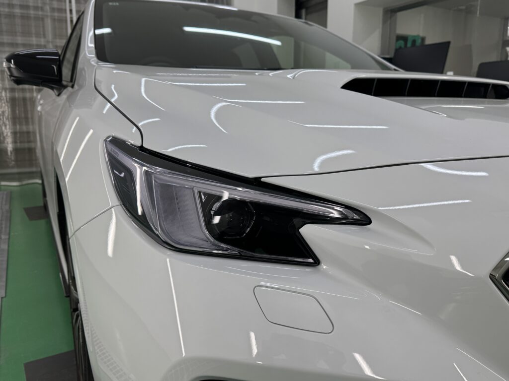 ダイヤモンドスウェル ブラックヴァイオレット施工後のレヴォーグのヘッドライトプロテクション完成写真