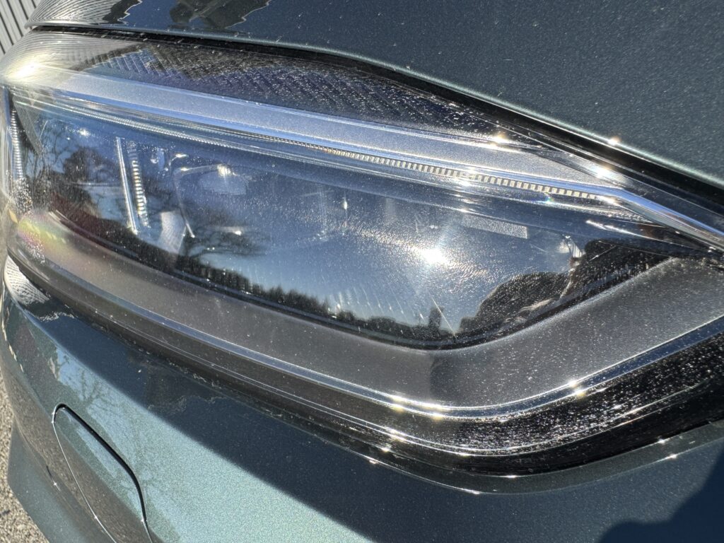 Audi RS5のヘッドライト表面に発生した重度のクラックと劣化状態