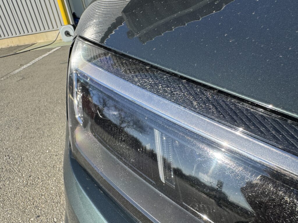ヘッドライト表面に細かなクラックが広がったAudi RS5の施工前状態