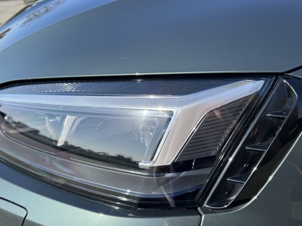 Audi RS5のヘッドライトリペア後。クラックを除去し透明感が回復した状態