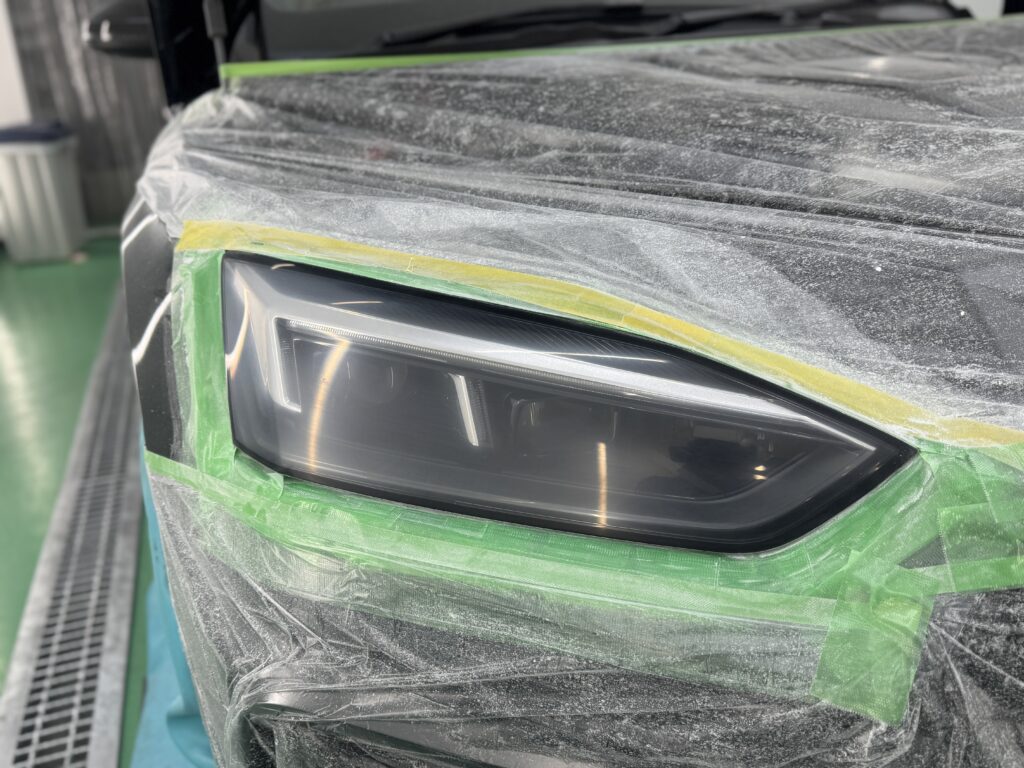 研磨によりヘッドライト表面のクラックを除去したAudi RS5