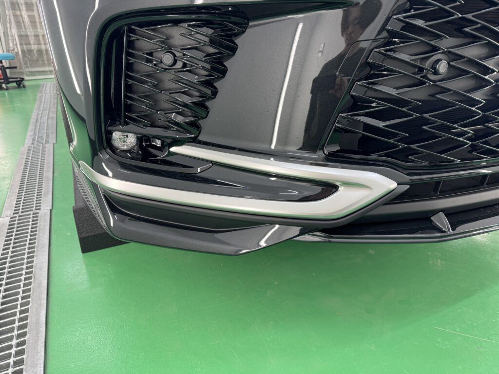 レクサス RX350のフロントバンパーガーニッシュをブラックアウトラッピングする前の状態