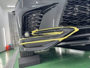レクサス RX350のフロントバンパーガーニッシュをラッピング施工している様子