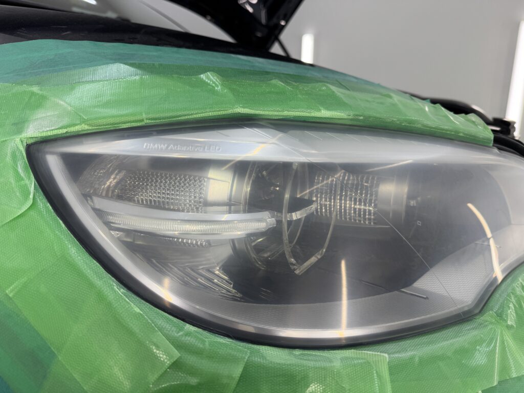 クラック除去後のBMW X6ヘッドライトアップ、表面の劣化を研磨した状態