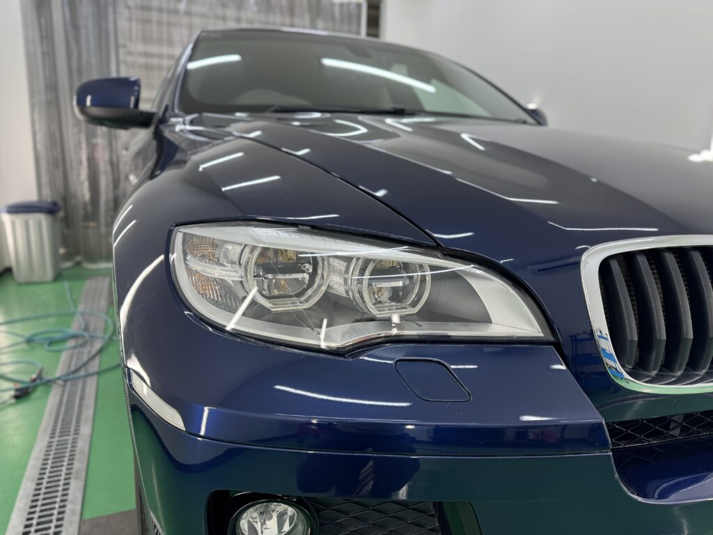 BMW X6のヘッドライトリペアとプロテクションフィルム施工が完了した状態