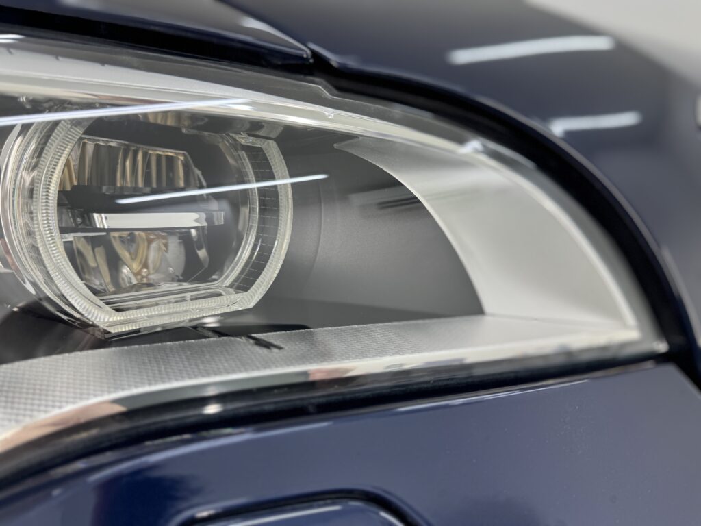 BMW X6ヘッドライトリペア完成後のアップ、透明感が戻ったレンズ表面