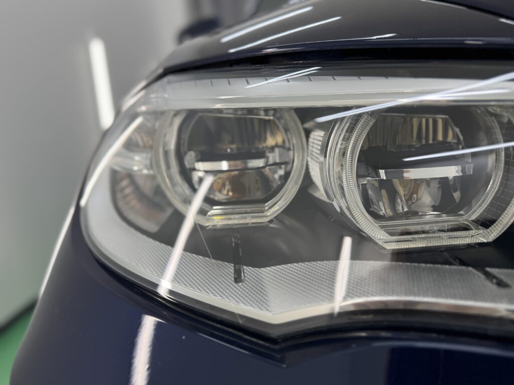 BMW X6ヘッドライトPPF施工後の完成アップ、レンズの艶と透明感を確認できる状態