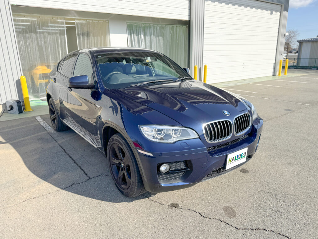 ヘッドライトリペアとPPF施工が完了したBMW X6の屋外全体写真