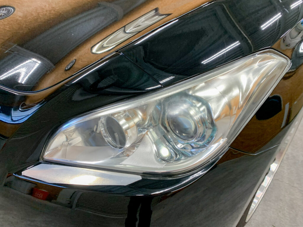 日産フーガ Y51 ヘッドライトの黄ばみとクラックが発生した施工前の状態