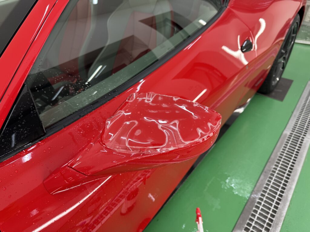 フェラーリ458イタリアのドアミラーへプロテクションフィルムを施工