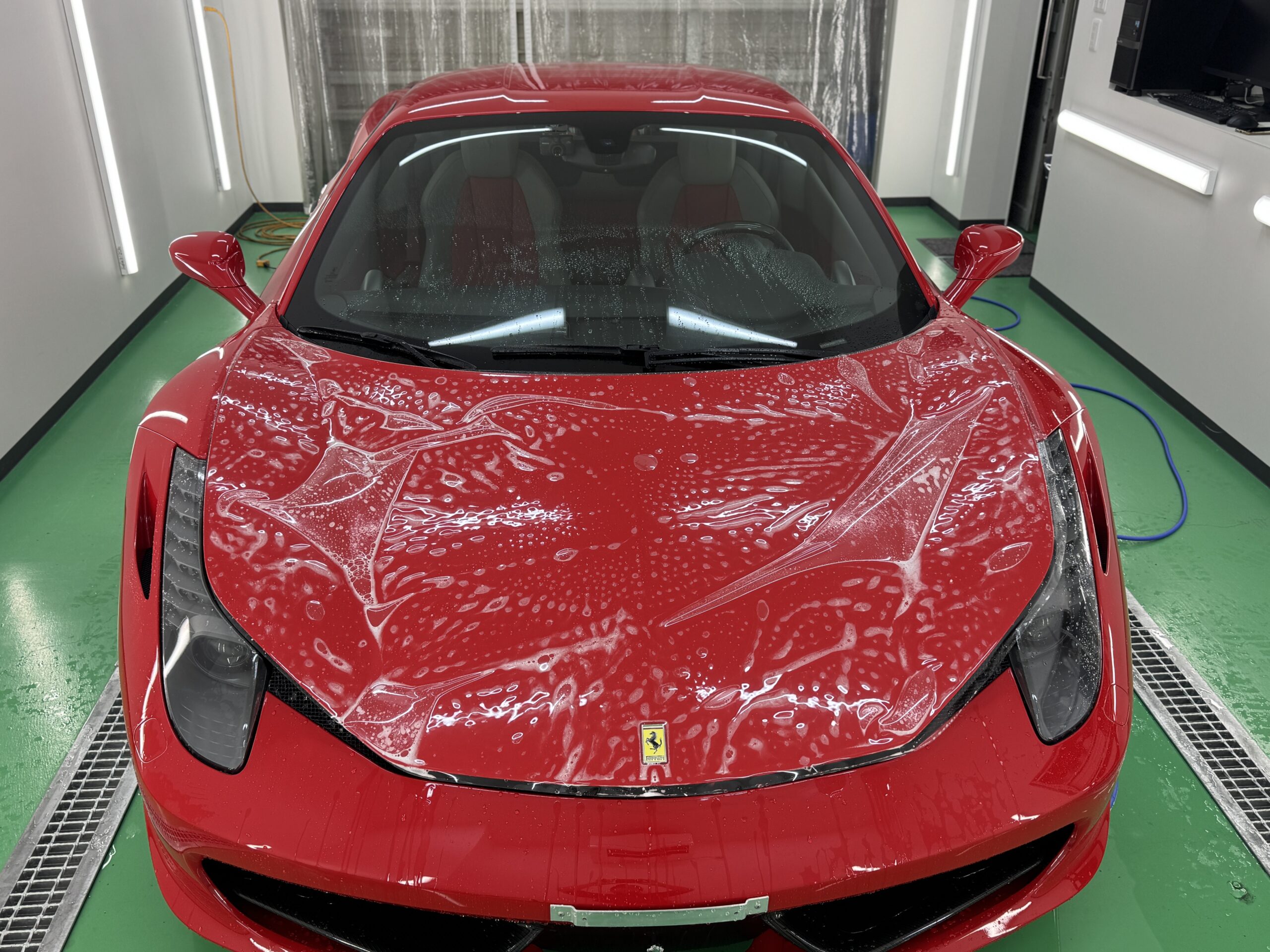 フェラーリ458イタリアのボンネットにプロテクションフィルムを施工