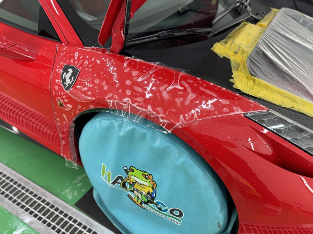 フェラーリ458イタリアの右フロントフェンダーへPPFを施工
