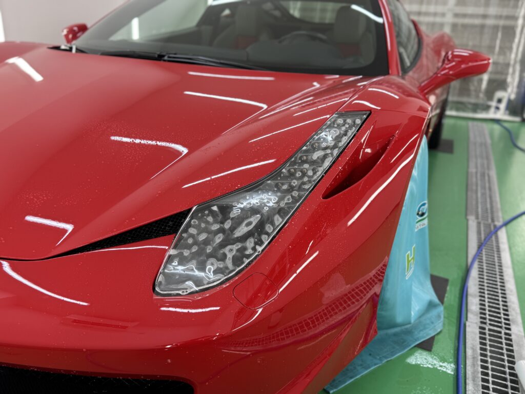 フェラーリ458イタリアのヘッドライトに透明プロテクションフィルムを施工