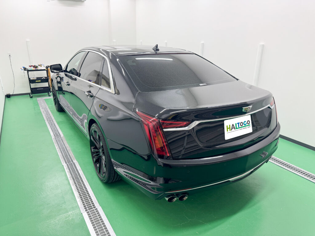 スモークPPF施工前のキャデラック CT6を後方から撮影したテールランプ