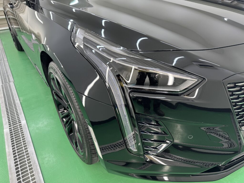 ブラックグレーのスモークPPF施工後のキャデラック CT6左ヘッドライトの仕上がり