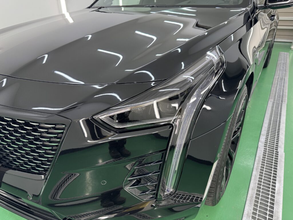 ブラックグレーのスモークPPF施工後のキャデラック CT6右ヘッドライトの仕上がり