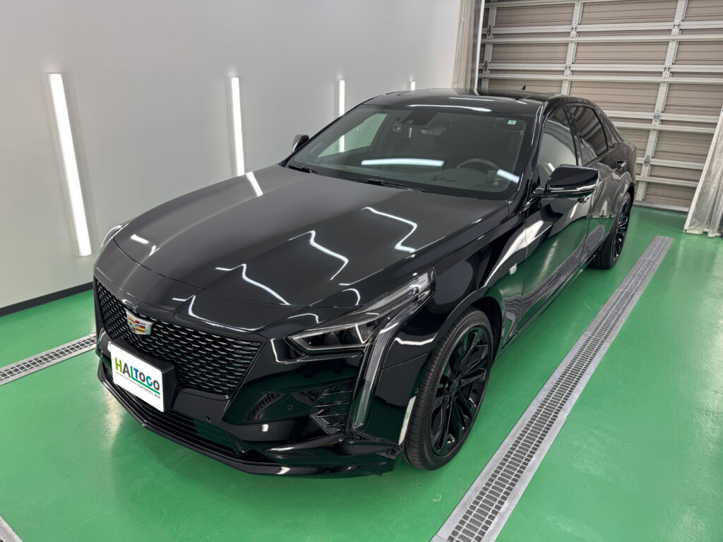 ヘッドライトにブラックグレーのスモークPPFを施工したキャデラック CT6のフロントビュー