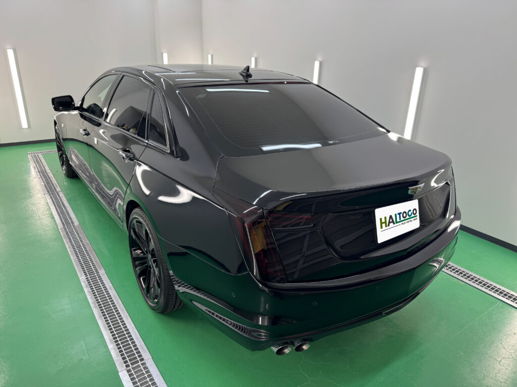 スモークPPF施工後のキャデラック CT6を後方から撮影したテールランプの仕上がり