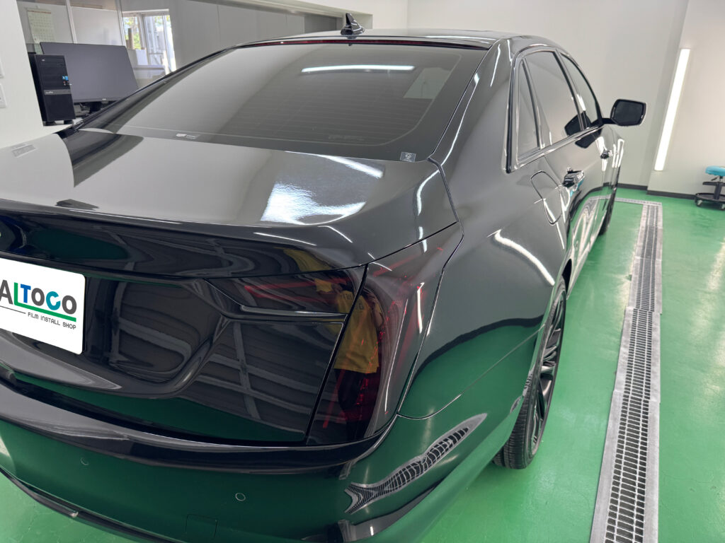 テールランプにスモークPPFを施工したキャデラック CT6のリアビュー