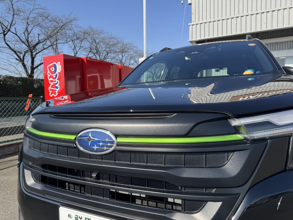 ラッピング施工前のスバル フォレスター純正グリーングリルフィン
