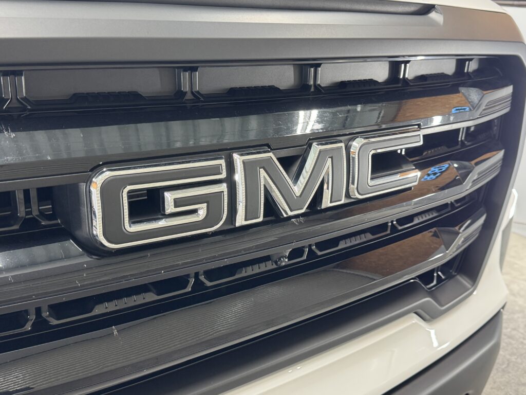 内側をマットブラックでラッピングしクロームの縁を残したフロントGMCエンブレム