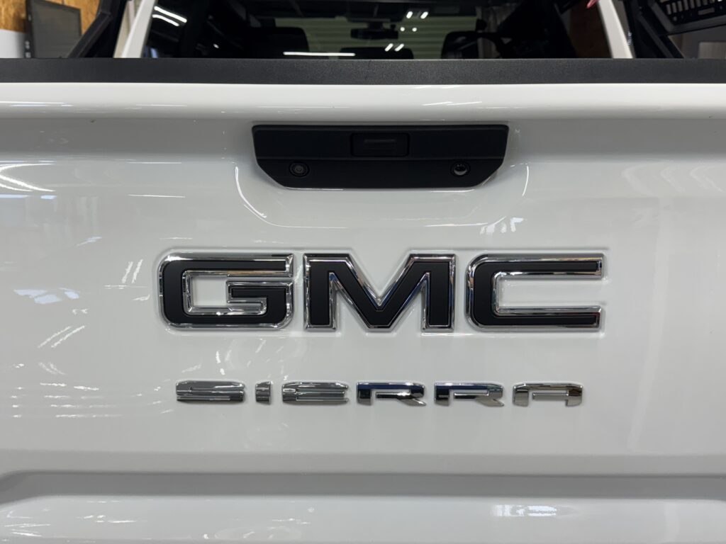 内側をマットブラックでラッピングしたリアゲートのGMCエンブレム