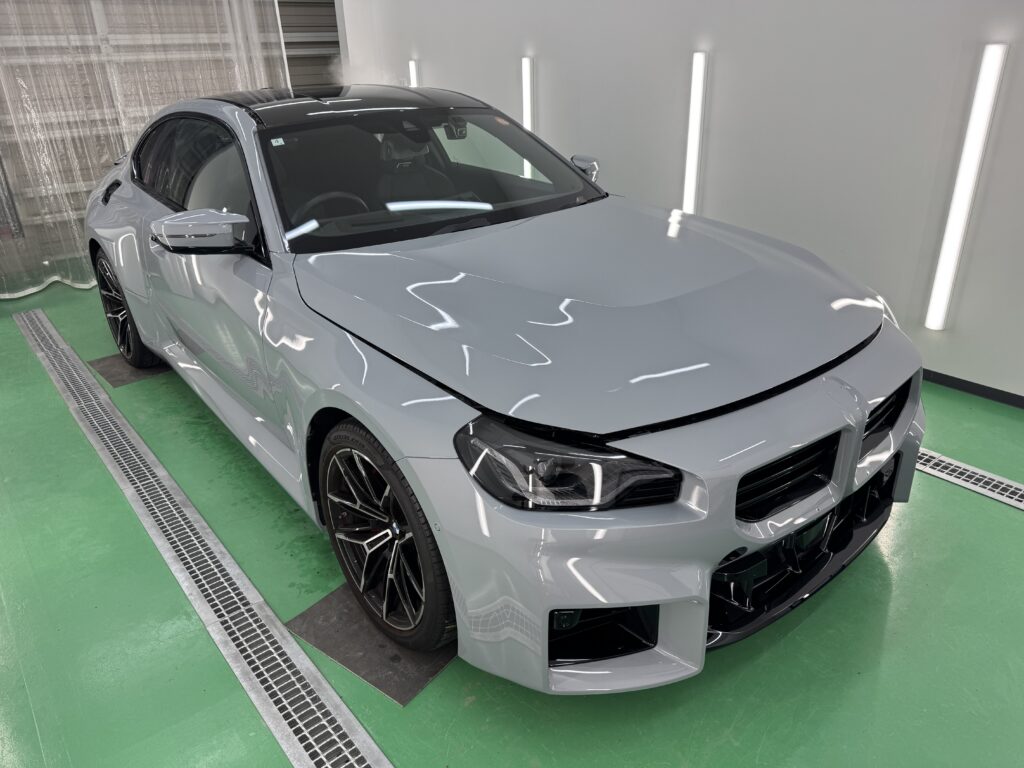 フルラッピング施工前のグレーのBMW M2をフロント斜めから撮影