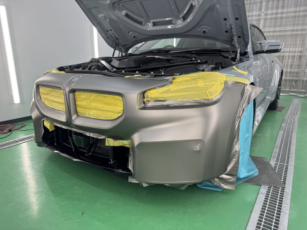 BMW M2のフロントバンパーに3M M230マットグレーアルミニウムを施工中