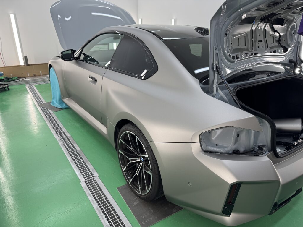 テールランプを取り外しBMW M2のリアフェンダーをフルラッピング施工中