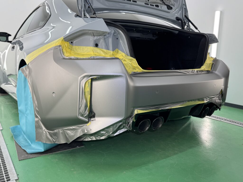 BMW M2のリアバンパーに3M M230マットグレーアルミニウムを施工中