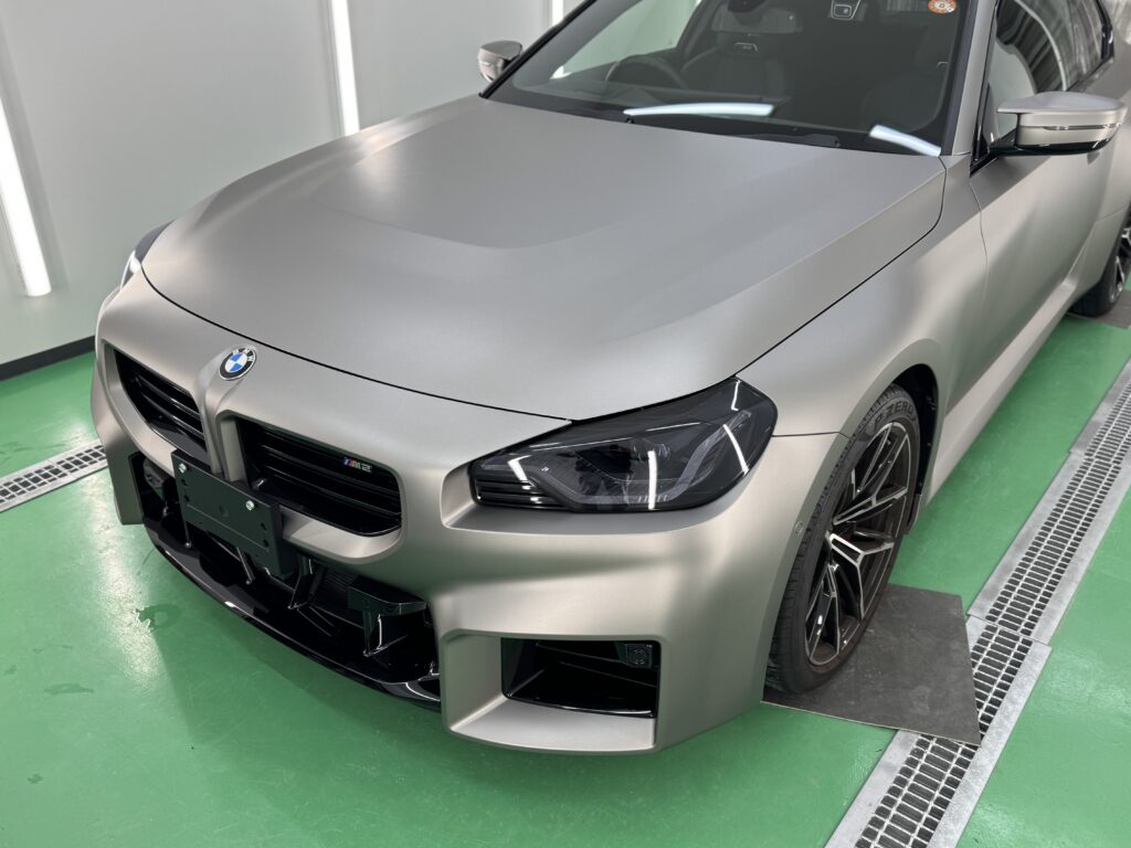 3M M230マットグレーアルミニウムでフルラッピングしたBMW M2の完成車両