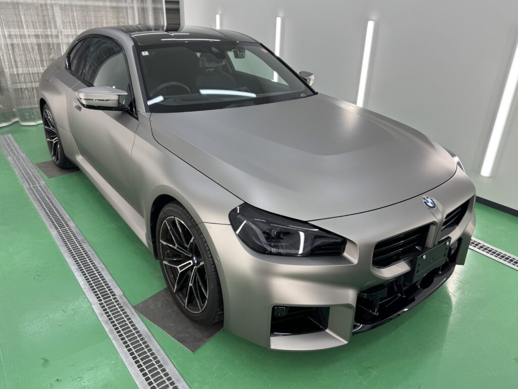 3M M230マットグレーアルミニウムでフルラッピングしたBMW M2をフロント斜めから撮影