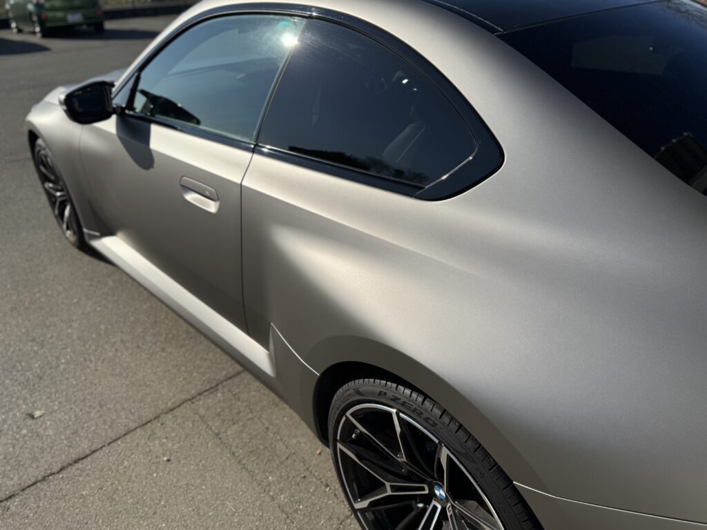 屋外で撮影したBMW M2のマットグレーラッピングとリアフェンダーの仕上がり
