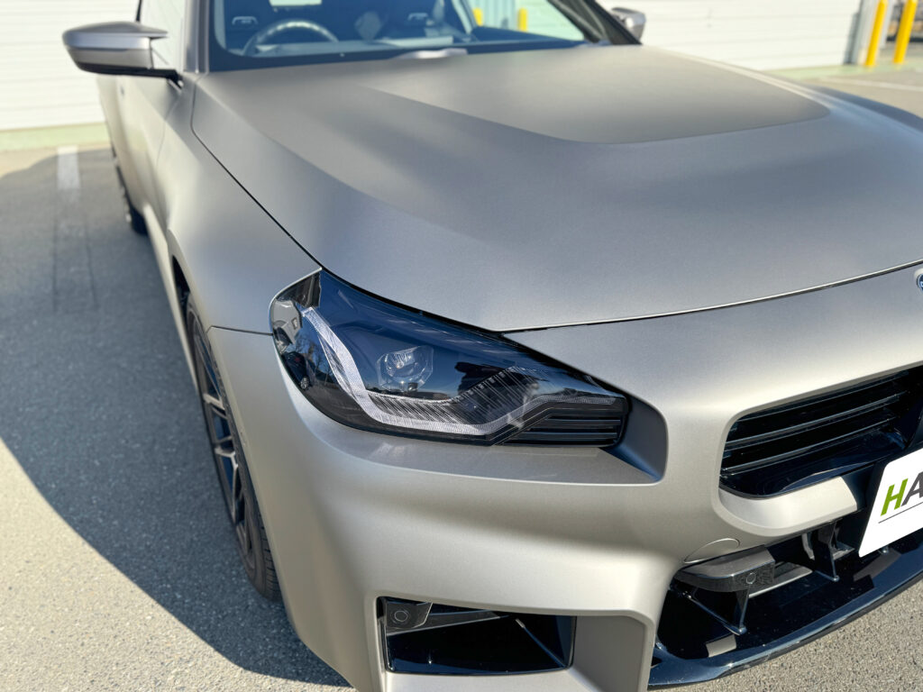 マットグレーアルミニウムでフルラッピングしたBMW M2のフロントとヘッドライト