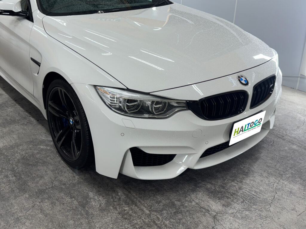 BMW M4のヘッドライトに施工されたクリアプロテクションフィルムの貼り替え前